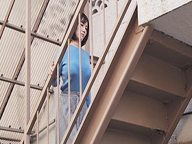 I-cup爆乳専業主婦の一度だけ犯した過ち。SNSで出会った若い男と不倫をし、盗られた動画をネタに脅迫された専業主婦は指定された東京郊外のア　サンプル画像02